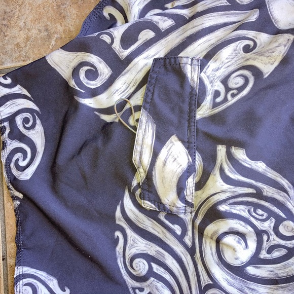 Quicksilver 31 board shorts inseam 9’ length 19” used in good shape clean - Picture 6 of 6